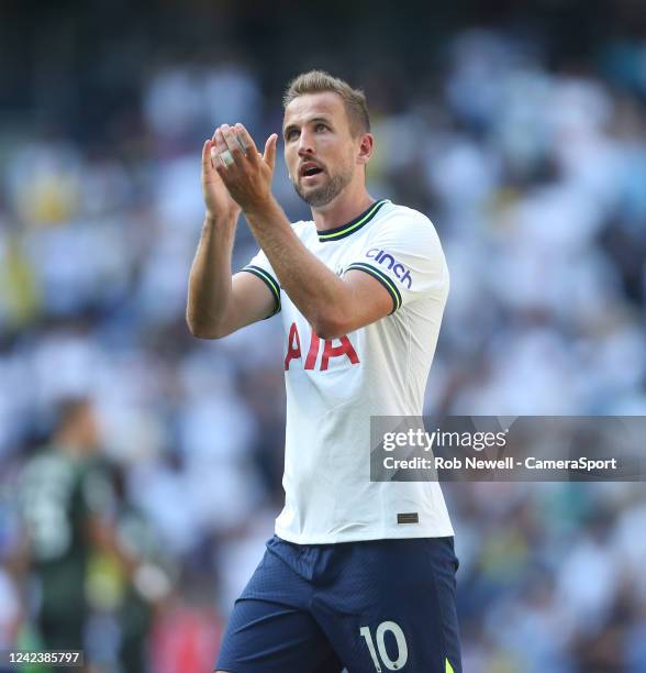 Tottenham Hotspur's Harry Kane applauds the fans at the final whistle during the Premier League match between Tottenham Hotspur and Southampton FC at...