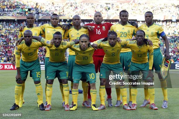 South Africa teamfot staand vlnr Siboniso Gaxa, Kagisho Dikgacoi, Katlego Mphela, Itumaleng Khune, Bongani Khumalo, Aaron Mokoena, zittend vlnr Lucas...