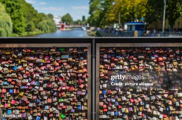 August 2022, Baden-Wuerttemberg, Heilbronn: On the "Day of the Love Lock" in Heilbronn, numerous love locks hang on the Götzenturm Bridge. Photo:...