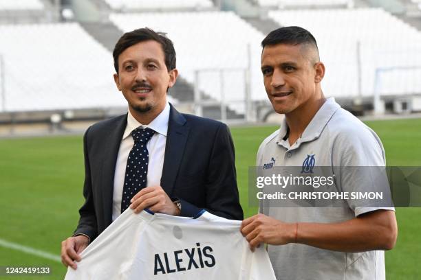 Marseille's Chilean forward Alexis Sanchez poses next to Marseille's Spanish sports director Javier Ribalta after the Olympique de Marseille...