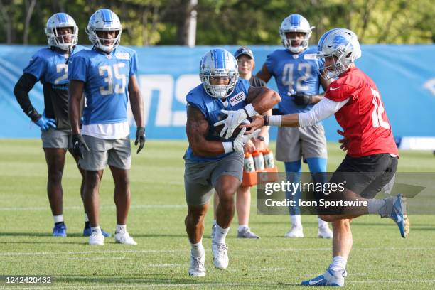 Detroit Lions running back Craig Reynolds takes a handoff from quarterback Tim Boyle during the Detroit Lions Training Camp practice on August 10,...