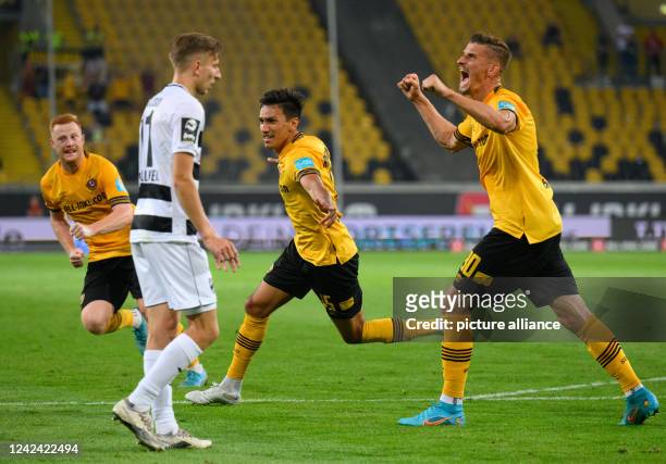 August 2022, Saxony, Dresden: Soccer: 3rd league, SG Dynamo Dresden - SC Verl, Matchday 3, Rudolf-Harbig-Stadion. Dynamo's Claudio Kammerknecht...