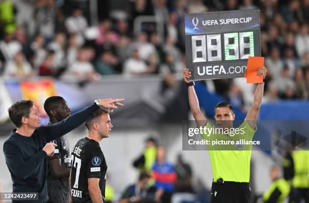 August 2022, Finland, Helsinki: Soccer: UEFA Super Cup, Real Madrid - Eintracht Frankfurt, final at Helsinki Olympic Stadium, Frankfurt head coach...