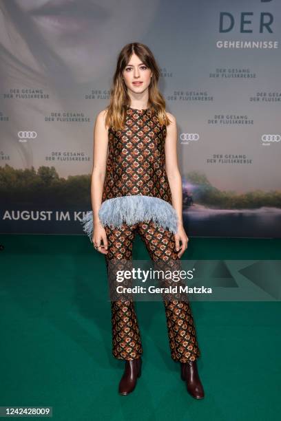 Daisy Edgar-Jones attends the "Der Gesang der Flusskrebse" premiere at Kulturbrauerei on August 10, 2022 in Berlin, Germany.