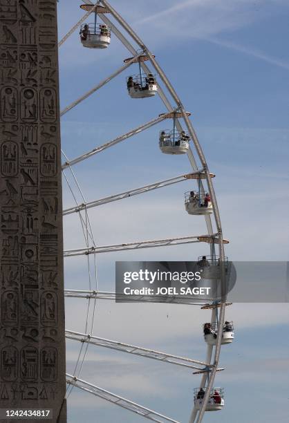 Vue prise le 20 septembre 2007 sur la place de la Concorde à Paris des hiéroglyphes de l'Obélisque avec en fond des passagers de la grande roue en...