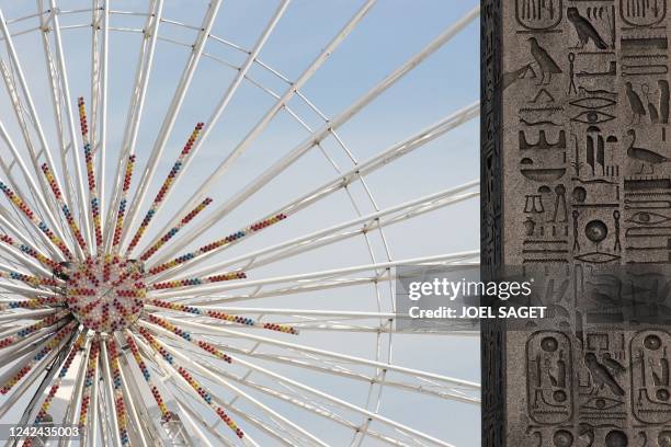 Vue prise le 20 septembre 2007 sur la place de la Concorde à Paris des hiéroglyphes de l'Obélisque avec en fond la grande roue. Picture taken 20...