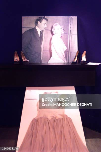 Une robe et deux paires de chaussures ayant appartenu à l'actrice américaine Marilyn Monroe sont exposées, le 05 octobre 1999 à Paris, lors d'une...