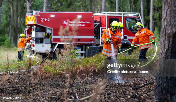 August 2022, Lower Saxony, Wietzendorf: Volunteer firefighters practice the use of the forest fire tanker "CCFM 3000". The "CCFM 3000" is a highly...