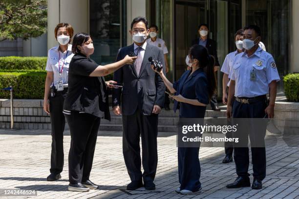 Members of the media surround Jay Y. Lee, co-vice chairman of Samsung Electronics Co., center, in front of the Seoul Central District Court in Seoul,...