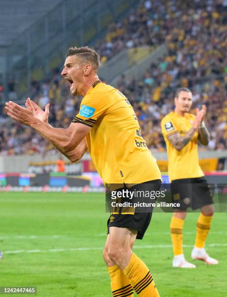 August 2022, Saxony, Dresden: Soccer: 3rd league, SG Dynamo Dresden - SC Verl, Matchday 3, Rudolf Harbig Stadium. Dynamo's Stefan Kutschke emotional....