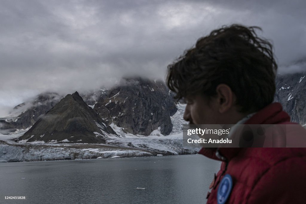 Climate Change melts ice and glaciers in Arctic