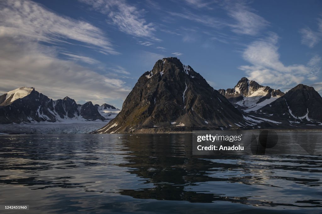 Climate Change melts ice and glaciers in Arctic