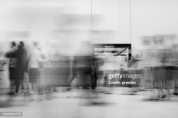 de bouwlobby van het bureau met bedrijfsmensen in motie - black-and-white stockfoto's en -beelden