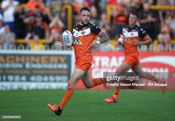 Castleford Tigers' Gareth O'Brien runs in to score his sides first try during the Betfred Super League match at The Mend-A-Hose Jungle, Castleford....