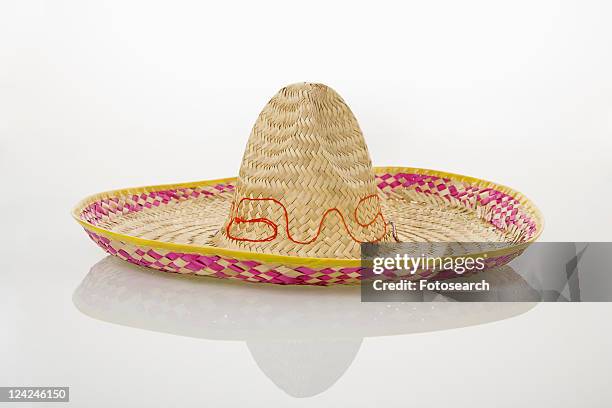 mexican straw sombrero hat on white background. - sombrero photos et images de collection