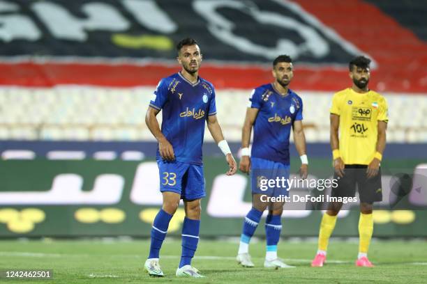 Ramin Rezaeian of Sepahan FC and Jafar Salmani of Esteghlal battle