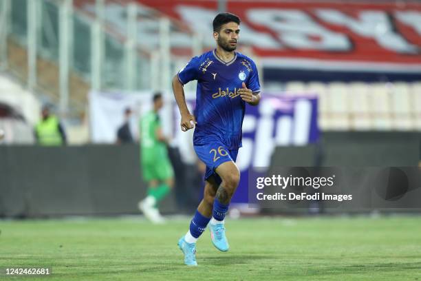 Ramin Rezaeian of Sepahan FC and Jafar Salmani of Esteghlal battle