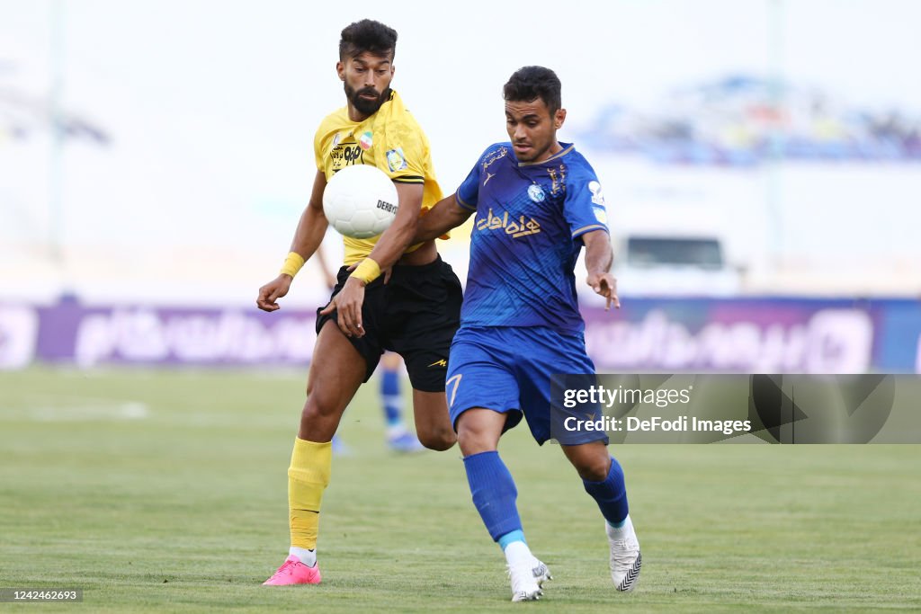 Ramin Rezaeian of Sepahan FC and Jafar Salmani of Esteghlal battle