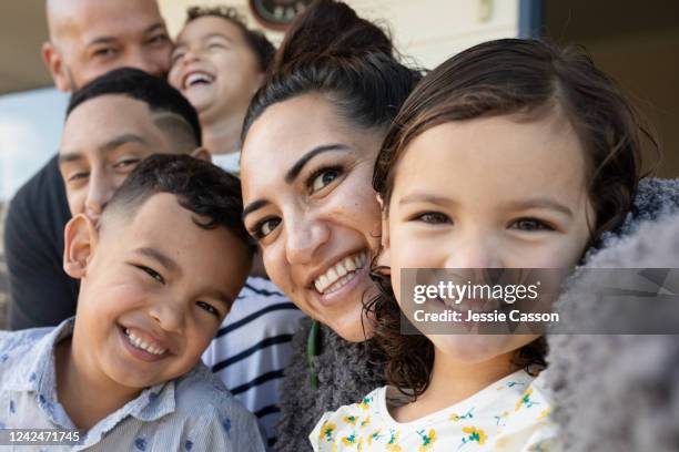 smiley family selfie - māori stock pictures, royalty-free photos & images