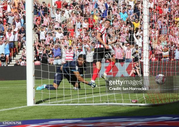 Ross Stewart of Sunderland scores the opening goal during the Sky Bet Championship match between Sunderland and Queens Park Rangers at the Stadium of...