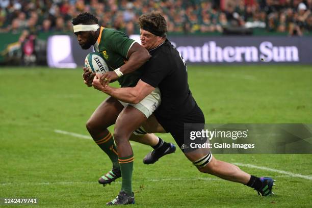 Scott Barrett of NZ tackles Siyamthanda Kolisi of the Springbok during The Rugby Championship match between South Africa and New Zealand at Emirates...