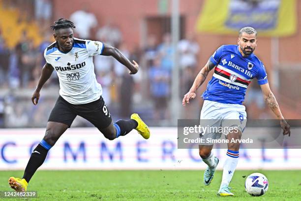 Duvan Zapata of Atalanta and Tomás Rincón of Sampdoria vie for the ball during the Serie A match between UC Sampdoria and Atalanta BC at Stadio Luigi...