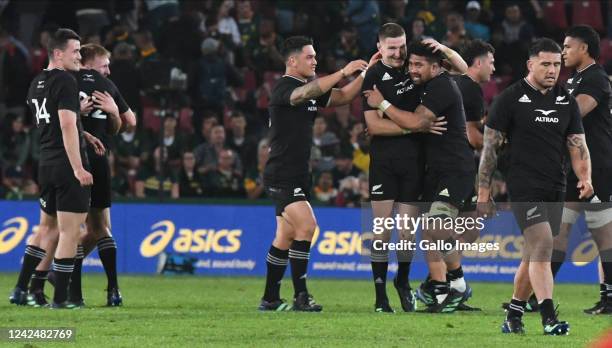 New Zealand players celebrate a win during The Rugby Championship match between South Africa and New Zealand at Emirates Airline Park on August 13,...