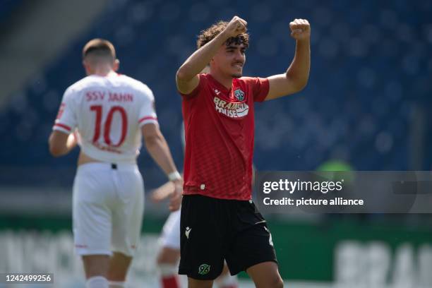 August 2022, Lower Saxony, Hanover: Soccer: 2nd Bundesliga, Hannover 96 - Jahn Regensburg, Matchday 4, Heinz von Heiden Arena. Hannover's goal scorer...