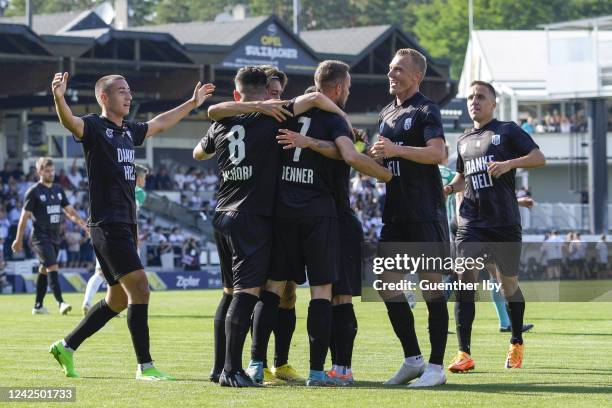 Team LASK celebrates the goal to 1:0 during the Admiral Bundesliga match between LASK and SK Rapid Wien at Raiffeisen Arena on April 14, 2022 in...