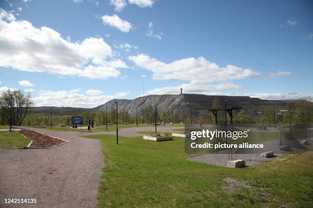 June 2022, Sweden, Kiruna: The world's largest underground iron ore mine, Kiirunavaara, can be seen behind Gruvstadsparken in Kiruna, northern...