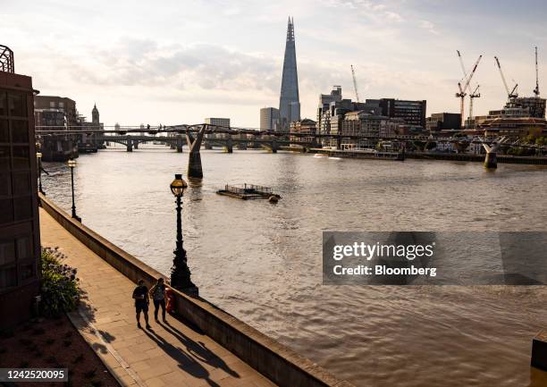 Thames Path Walk Photos and Premium High Res Pictures - Getty Images