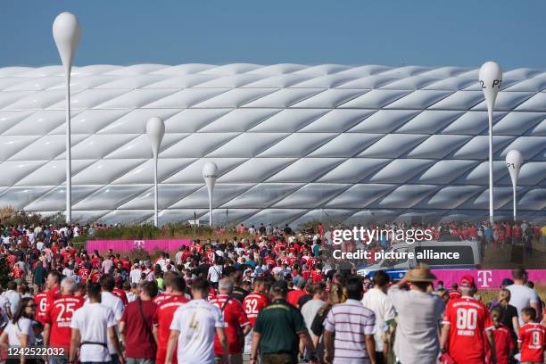 August 2022, Bavaria, Munich: Soccer: Bundesliga, Bayern Munich - VfL Wolfsburg, Matchday 2, Allianz Arena, Bayern's spectators walk from the subway...