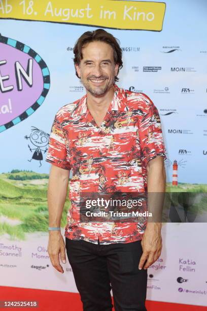 Oliver Mommsen attends the Mein Lotta-Leben - Alles Tschaka mit Alpaka! premiere at CinemaxX Dammtor on August 14, 2022 in Hamburg, Germany.