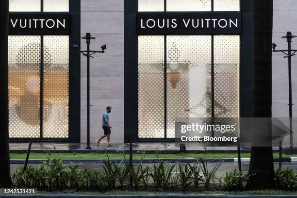 LOUIS VUITTON MAKATI CITY, PHILIPPINES/INSIDE THE STORE/BAGS AND