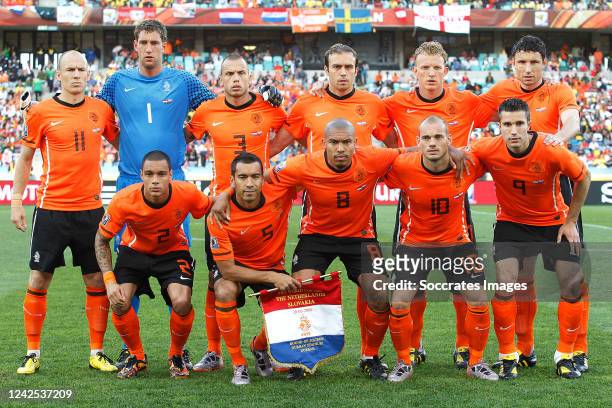 Holland teamfoto staand vlnr Arjen Robben, Keeper Maarten Stekelenburg of Holland, John Heitinga, Joris Mathijsen, Dirk Kuyt, Mark van Bommel zittend...