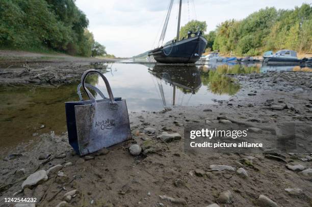 August 2022, North Rhine-Westphalia, Bad Honnef: Boats lie dry in the almost dry Rhine arm between Bad Honnef and the Rhine island Grafenwerth....