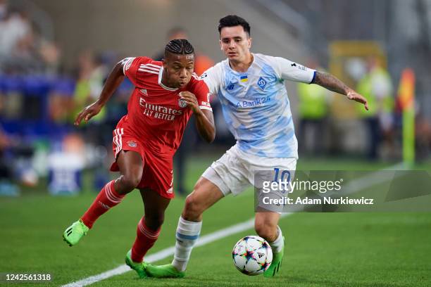 David Neres of SL Benfica fights for the ball with Mykola Shaparenko of Dynamo Kyiv during Dynamo Kyiv v SL Benfica - UEFA Champions League Play-Off...