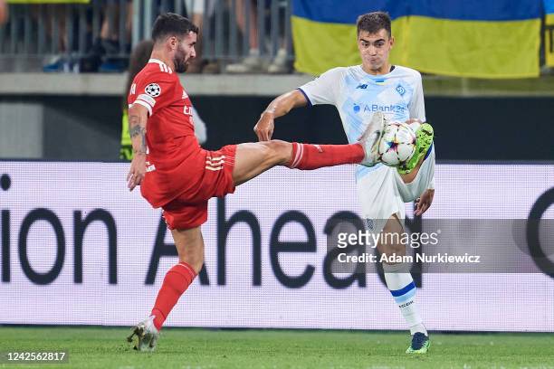 Rafa Silva of SL Benfica fights for the ball with Kostiantyn Vivcharenko of Dynamo Kyiv during Dynamo Kyiv v SL Benfica - UEFA Champions League...