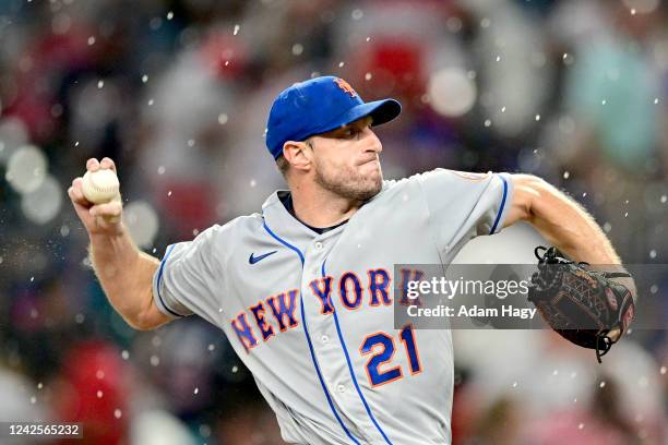 Max Scherzer of the New York Mets pitches in the rain during the third inning against the Atlanta Braves at Truist Park on August 17, 2022 in...