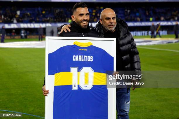 Carlos Tevez coach of Rosario Central and former player of Boca Juniors holds a jersey and poses with Mauricio Serna before a Liga Profesional 2022...