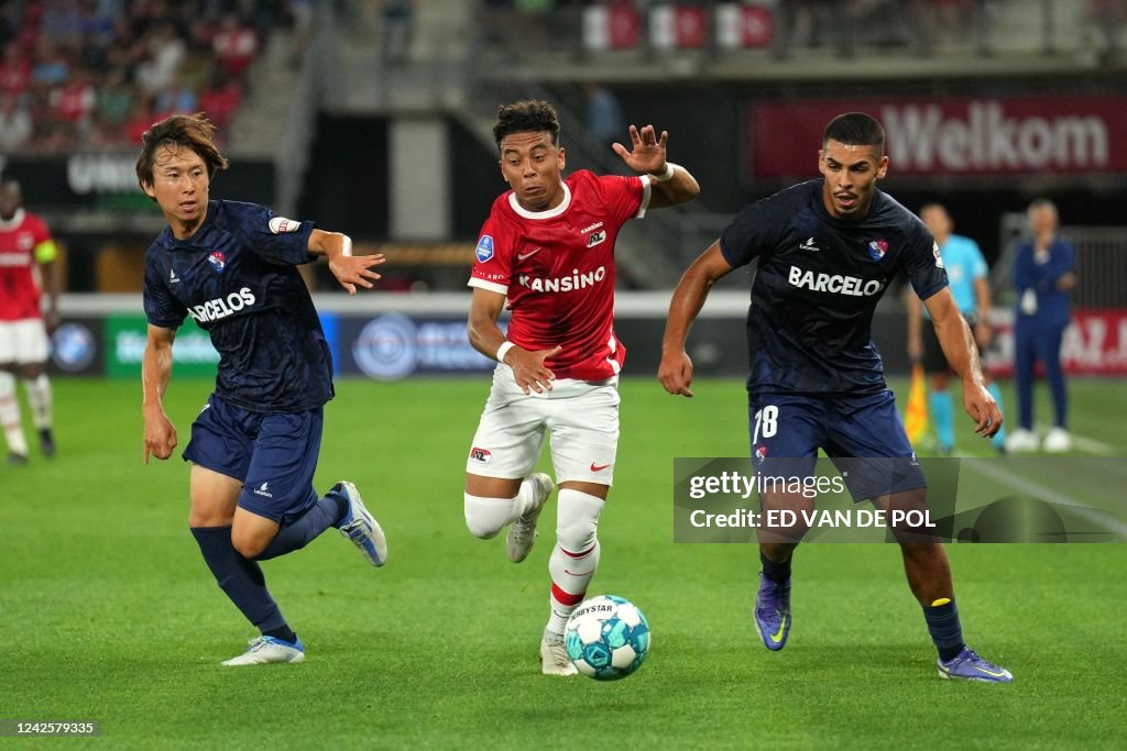 Alkmaar's Dutch forward Myron van Brederode is challenged by Gil ...