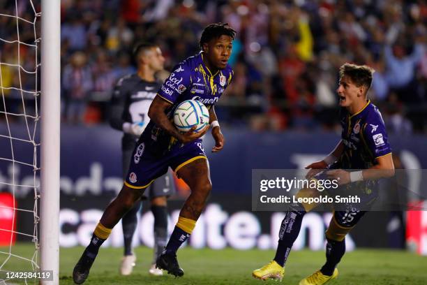 Abel Hernandez of Atletico San Luis celebrates after scoring the first goal of his team via penalty with his teammate Facundo Waller during the 9th...