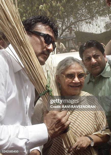 Delhi Chief Minister Shiela Dikshit and Bollywood superstar Jackie Shroff arrives with brooms to clean Delhi roads in New Delhi, 04 June 2003 on the...