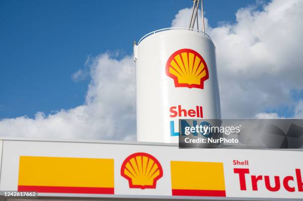 Deisel On Shell Shell Oil Truck Fotografías e imágenes de stock - Getty Images