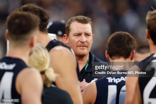 Michael Voss, Senior Coach of the Blues addresses his players during the 2022 AFL Round 23 match between the Carlton Blues and the Collingwood...
