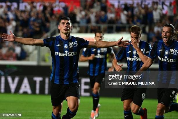 Atalanta's Ukrainian midfielder Ruslan Malinovskyi celebrates after opening the scoring during the Italian Serie A football match between Atalanta...