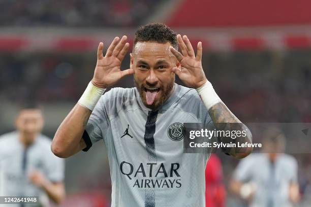 Neymar Jr of Paris SG celebrates after scoring his team's fourth goal during the Ligue 1 match between Lille OSC and Paris Saint-Germain at Stade...