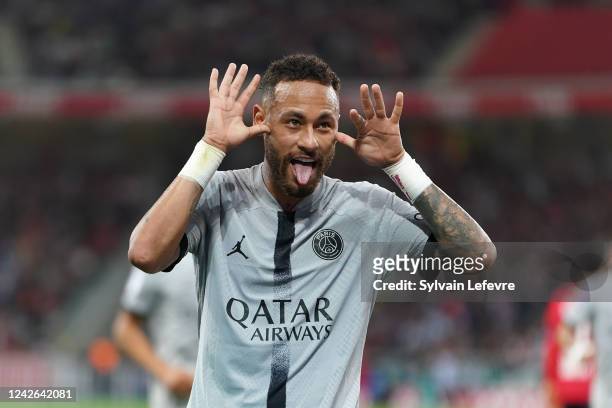 Neymar Jr of Paris SG celebrates after scoring his team's fourth goal during the Ligue 1 match between Lille OSC and Paris Saint-Germain at Stade...