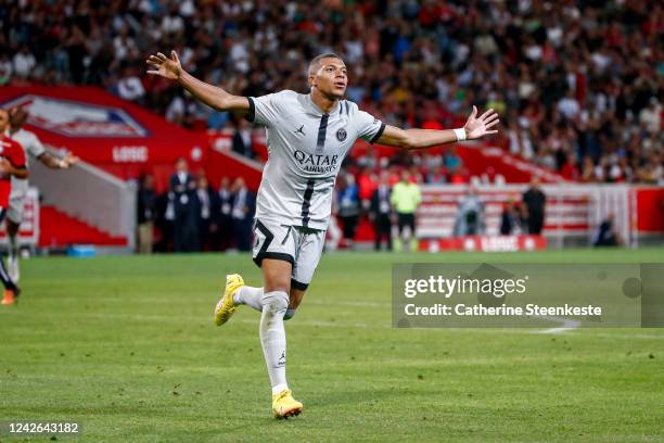 Kylian Mbappe of Paris Saint-Germain celebrates his goal during the Ligue 1 match between Lille OSC and Paris Saint-Germain at Stade Pierre Mauroy on...