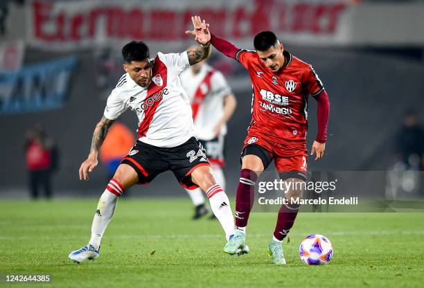 Alejandro Martinez of Central Cordoba fights for the ball with Enzo Perez of River Plate during a Liga Profesional 2022 match between River Plate and...